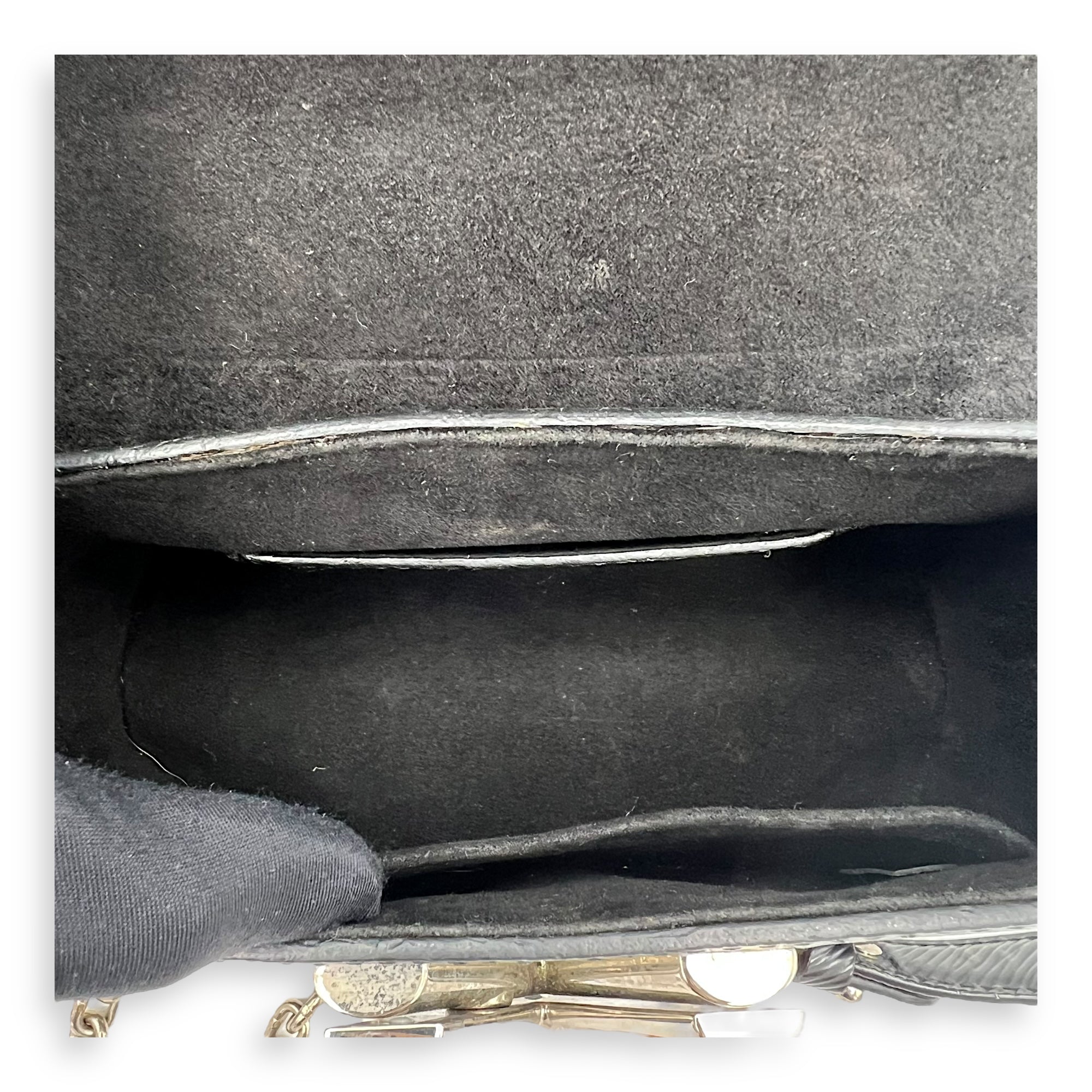 Twist PM Crossbody bag in Epi leather, Silver Hardware - Image 7