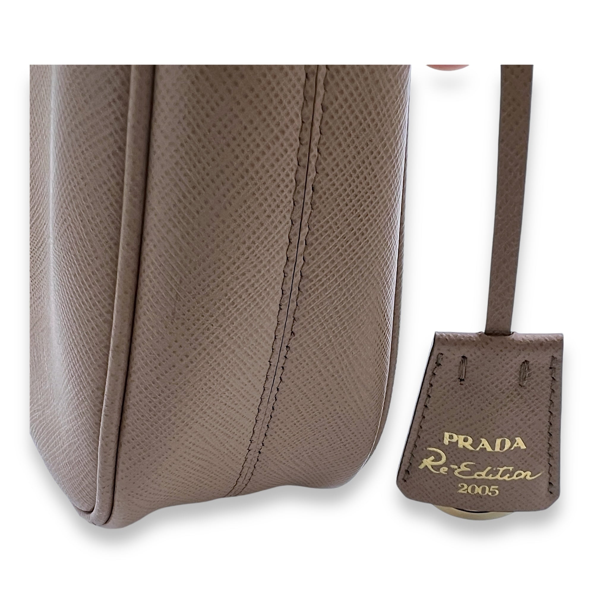 Re-Edition 2005 Crossbody bag in Saffiano leather, Gold Hardware - Image 11