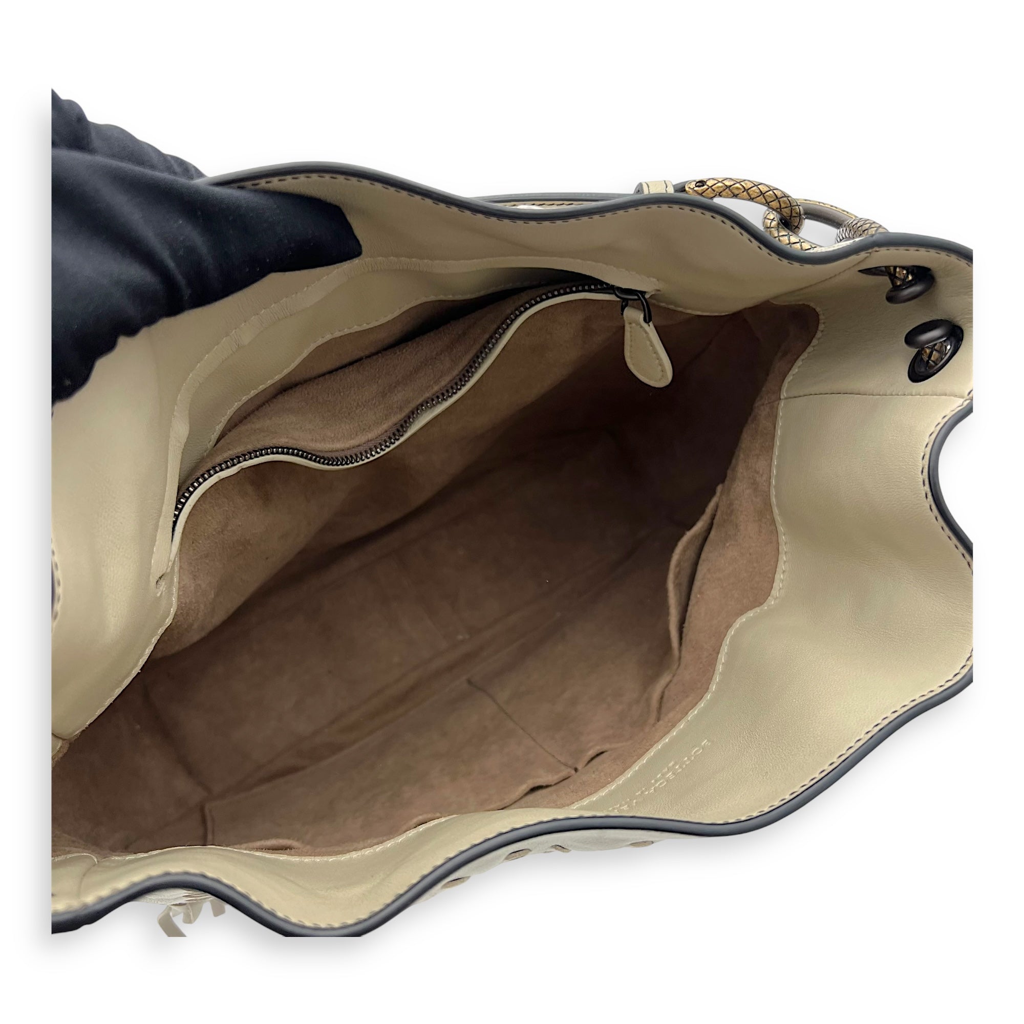 Intrecciato Shoulder Bag White in Lambskin, Gunmetal hardware - Image 11