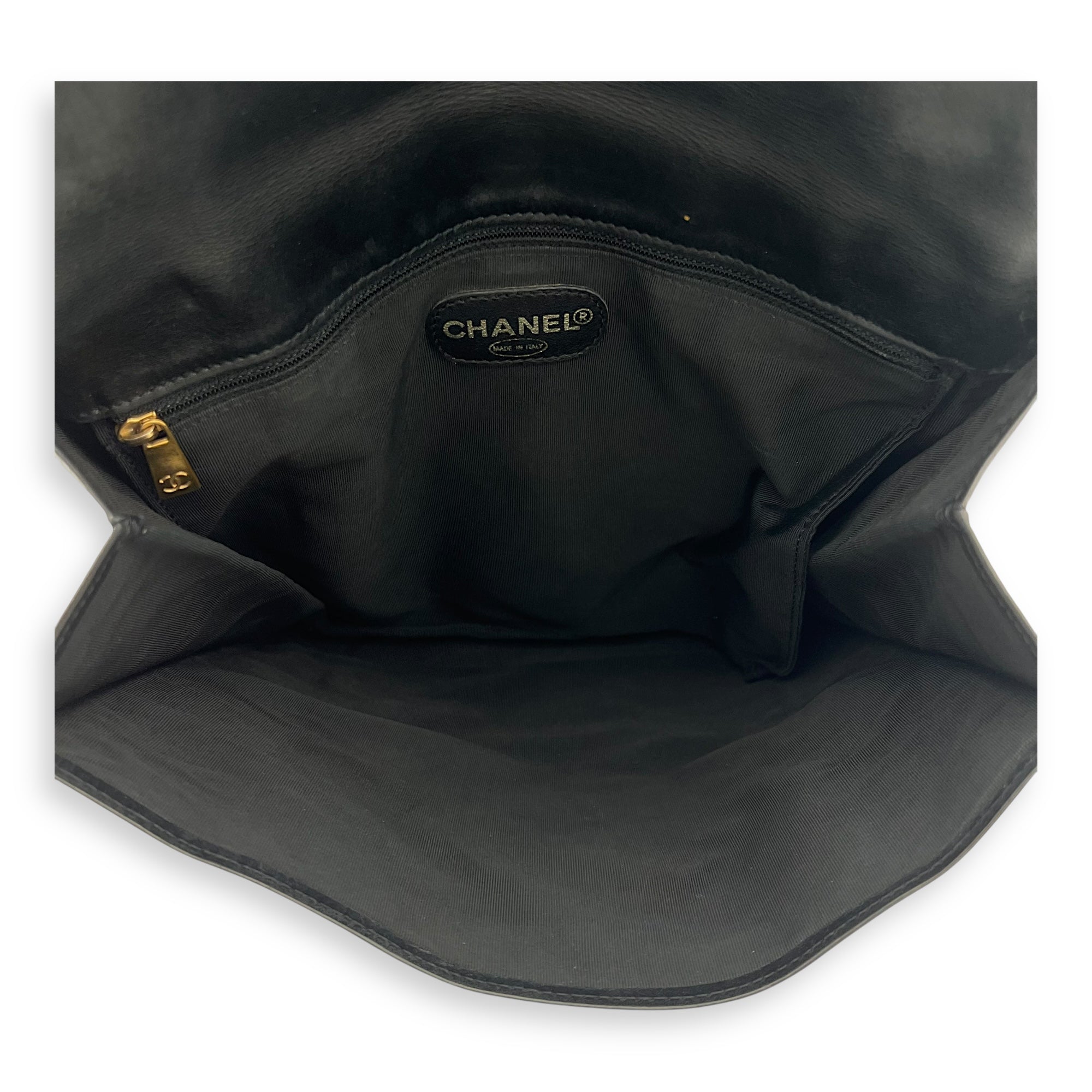 Vintage CC Black Crossbody Bag in Calfskin, Gold hardware - Image 7