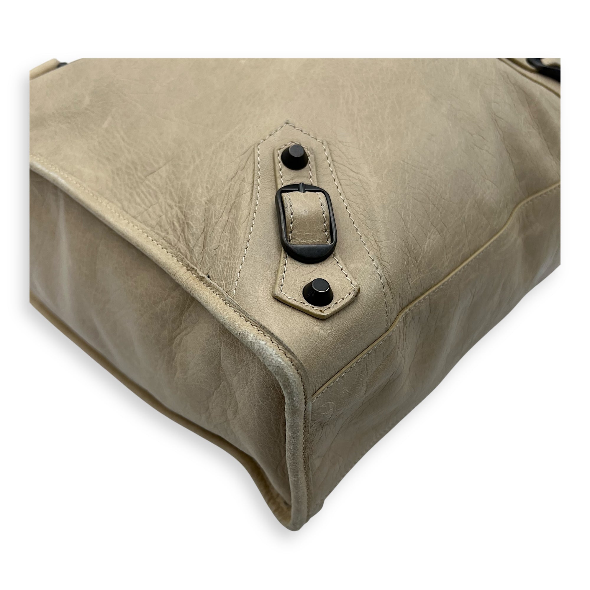 City Shopper Beige Tote Bag in Distressed Leather, Gunmetal hardware - Image 9
